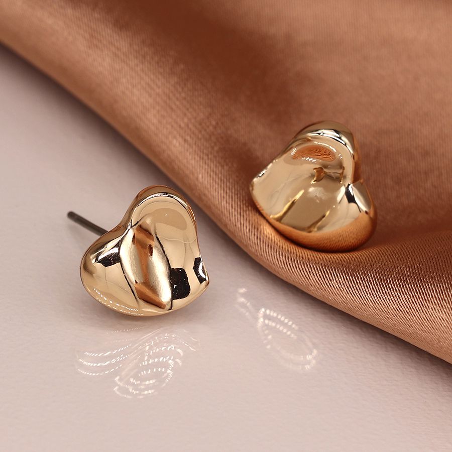 Gold wavy heart stud earrings by POM Jewellery, featuring a delicate heart shape and shiny gold finish.