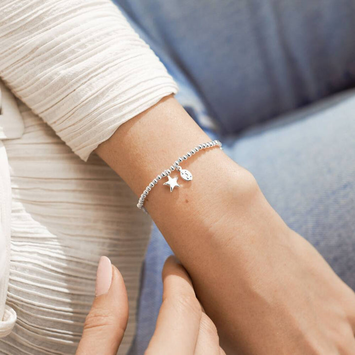 Joma Jewellery Little Graduation bracelet with charm and beads, perfect for celebrating graduation milestones.