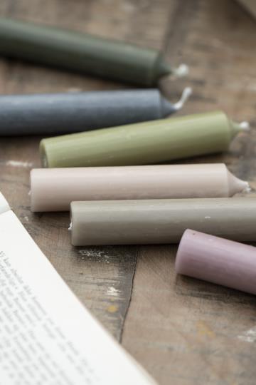 Grey rustic short dinner candle from IB Laursen, shown in a close-up with textured surface and natural wax finish.