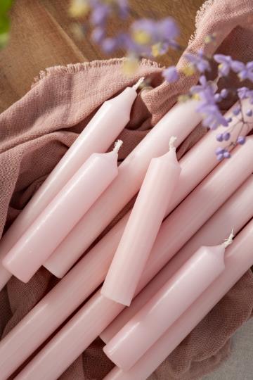 Pink rustic short dinner candle from IB Laursen, displayed on a table with a warm, cozy ambiance.