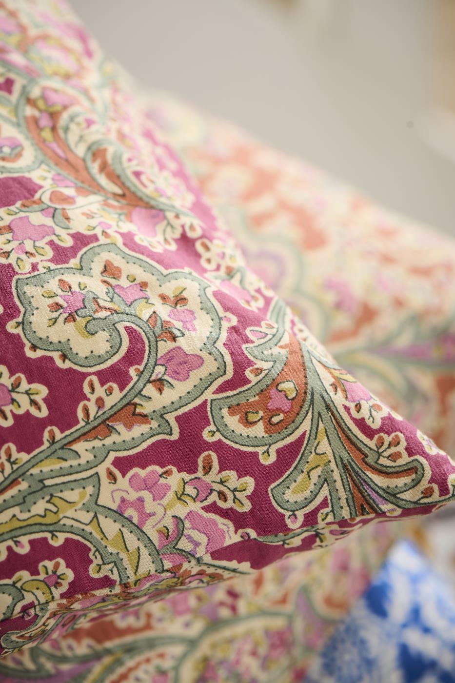 IB Laursen Alicia Raspberry Paisley cushion cover 50x50cm with vibrant paisley pattern, suitable for summer decor.