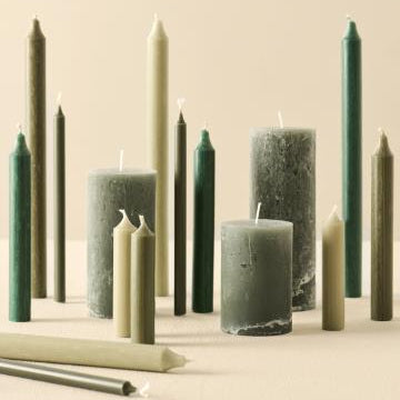 Dusty green rustic short dinner candle from IB Laursen, featuring a simple, elegant design for table settings.