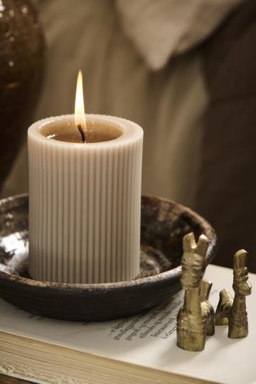 Grooved ivory pillar candle from IB Laursen Summer collection, made of paraffin linen with textured surface.