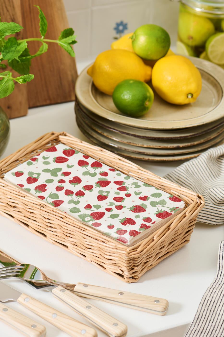 IB Laursen Summer strawberry paper napkins in a pack of 16, featuring fresh strawberry design for summer table decor.