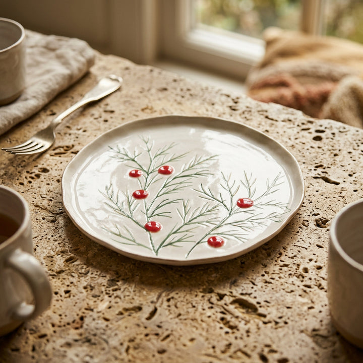 Fir &amp; Red Berries Stoneware Round Plate - 21cm