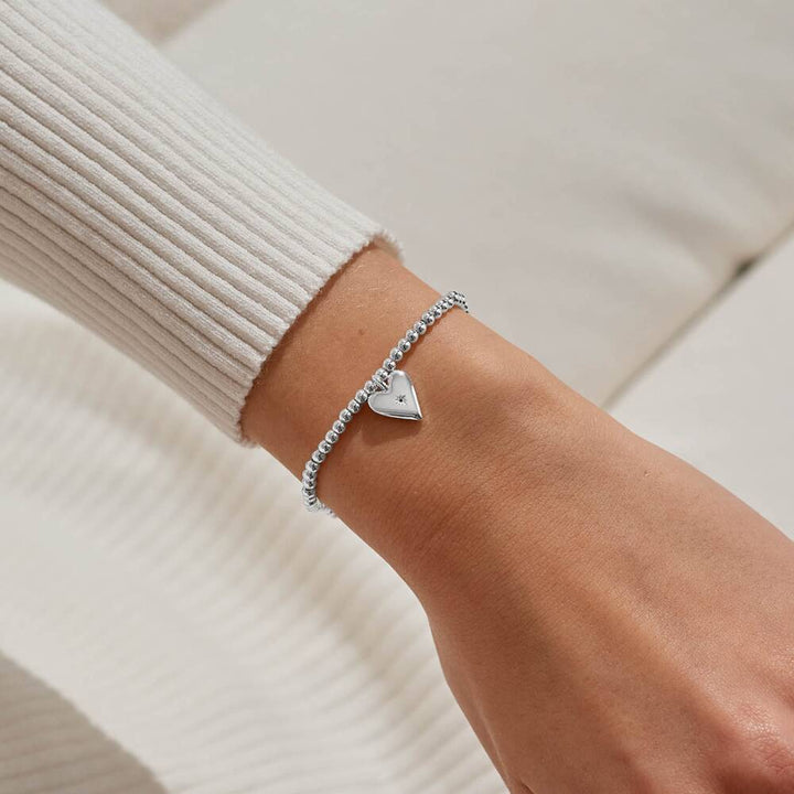 Joma Jewellery "A Little Love You Daughter" bracelet with delicate charm, designed for daughters, in a close-up view.