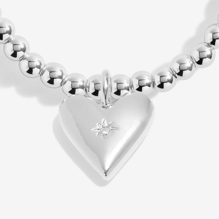 Joma Jewellery "A Little Love You Daughter" bracelet with a delicate heart charm, designed for daughters, in a close-up view.