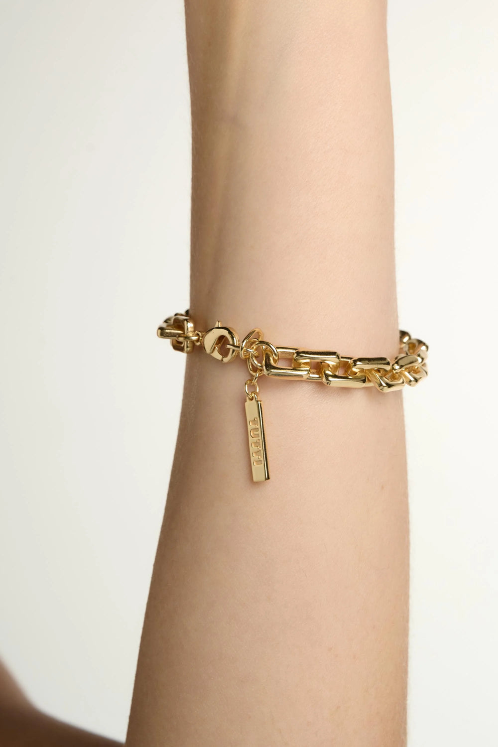Tutti & Co link bracelet featuring interconnected metal links, stylish jewelry accessory with a polished finish.
