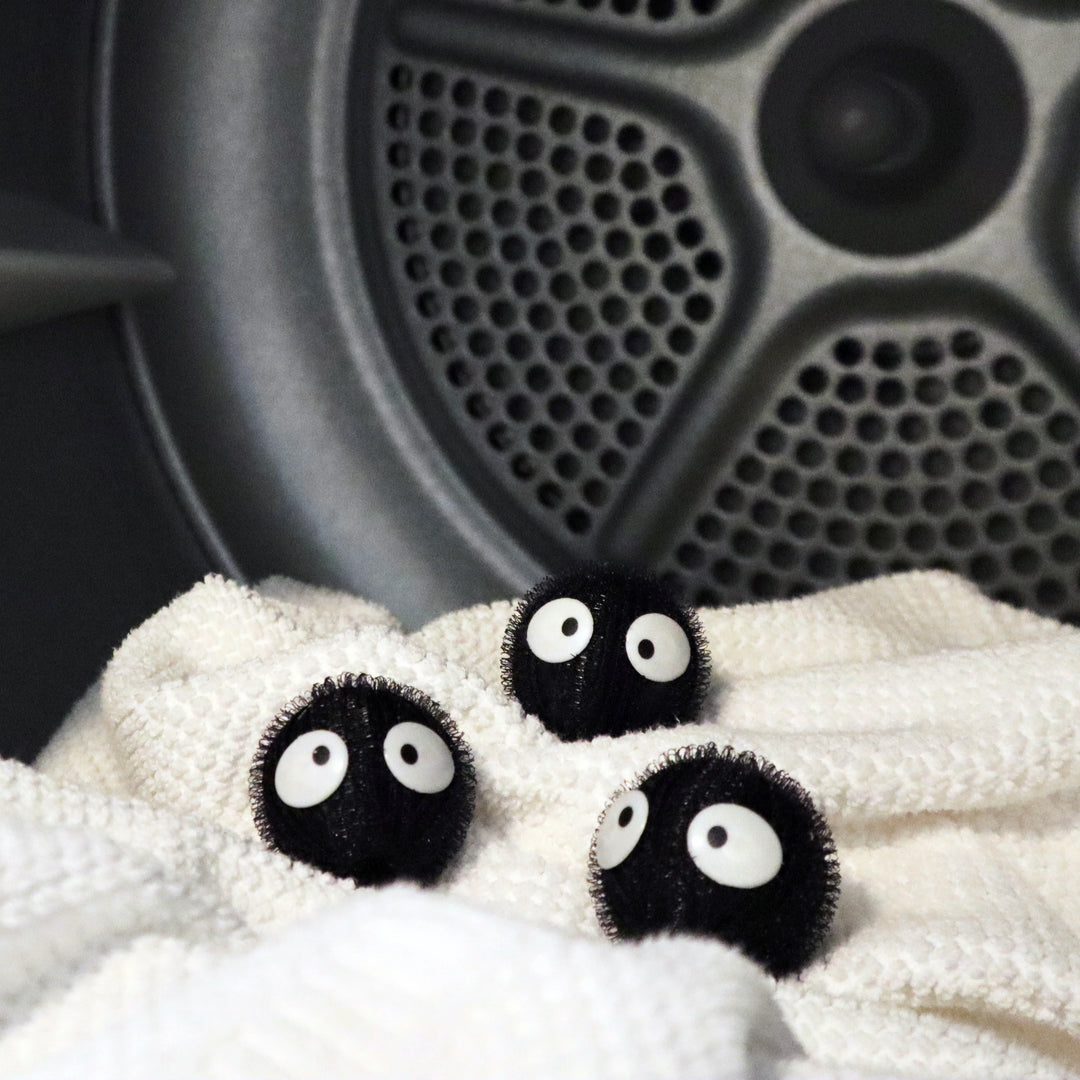 Kikkerland Cornucopia Home Hair Remover Laundry Balls in use, designed to reduce lint and pet hair during laundry.