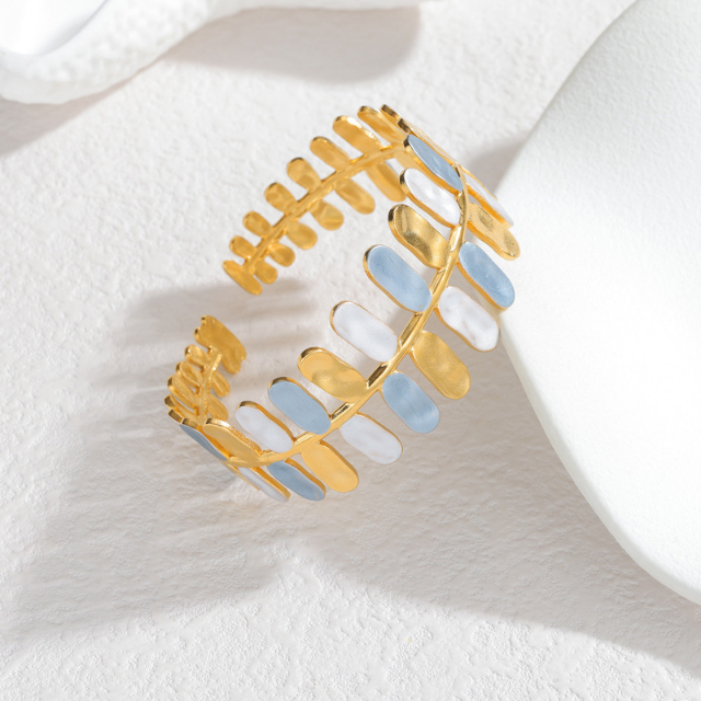 Oval Splice Gold Bangle
