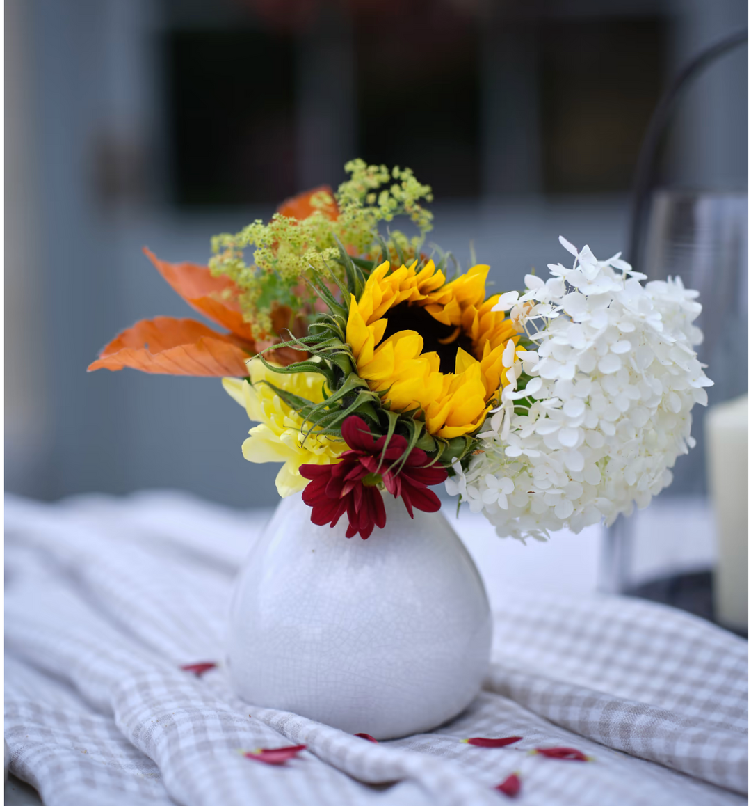Garden Trading Ravello Bud Vase, elegant ceramic flower holder with a smooth finish, perfect for displaying small floral arrangements.