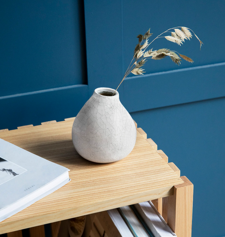 Garden Trading Ravello Bud Vase showcasing a sleek, modern ceramic design perfect for floral arrangements.