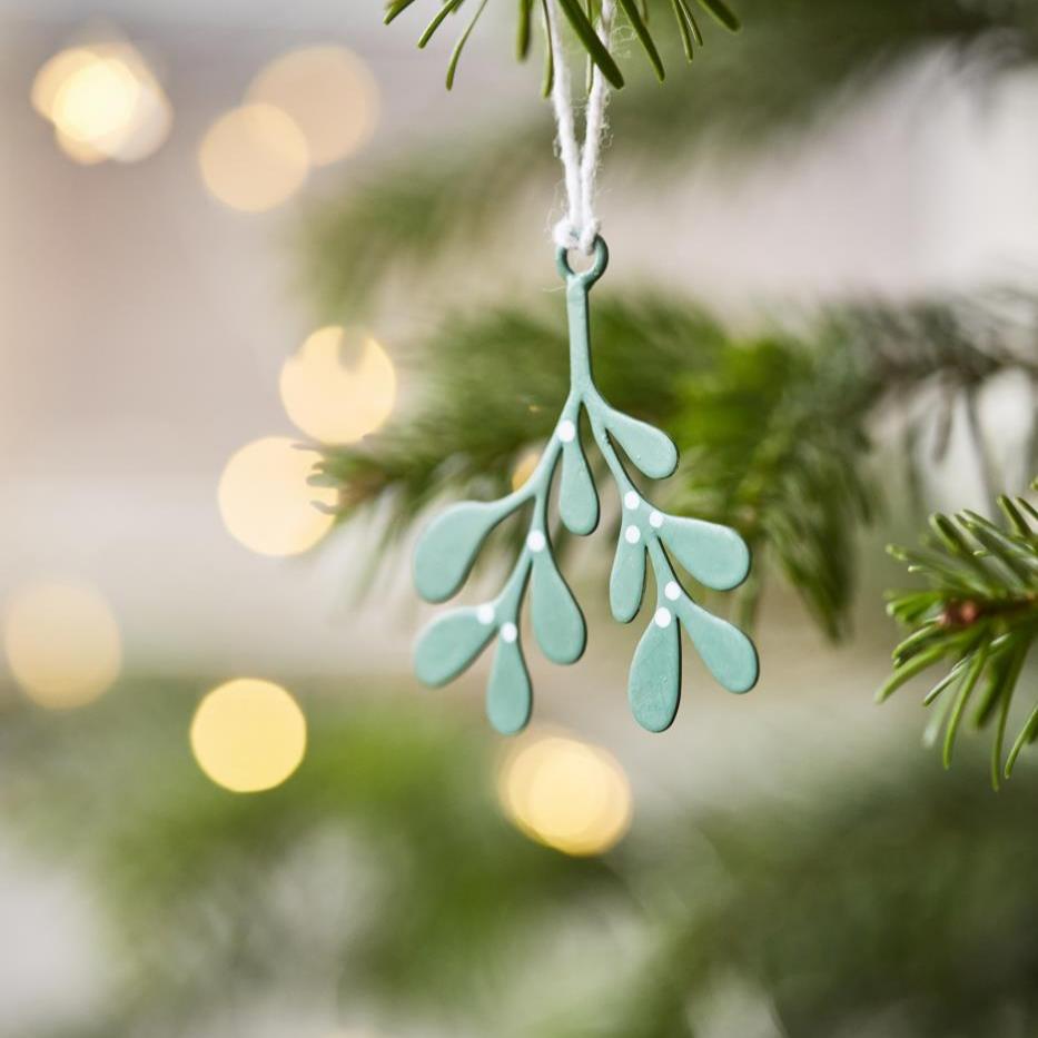 IB Laursen Christmas mistletoe decoration with green leaves and white berries, perfect for holiday festive decor.