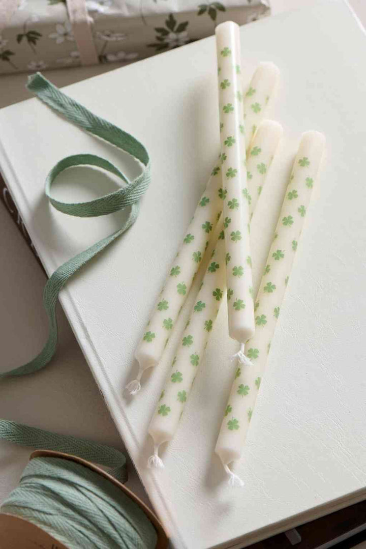 Green clover taper candle from IB Laursen Summer collection, featuring a festive design with green clovers.