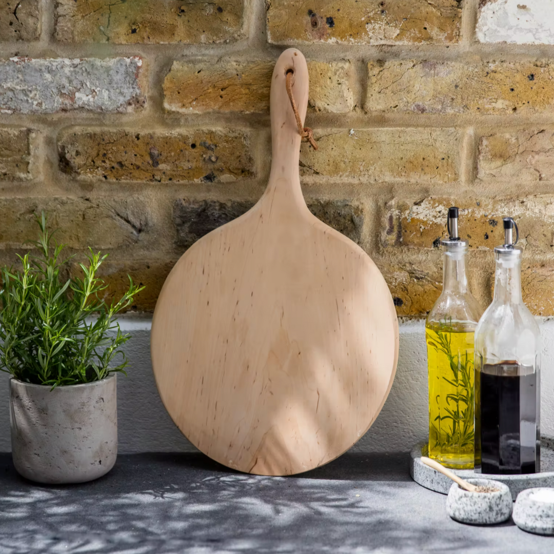 Wooden pizza paddle made of alder wood by Garden Trading, perfect for handling homemade pizzas in the kitchen or outdoor oven.